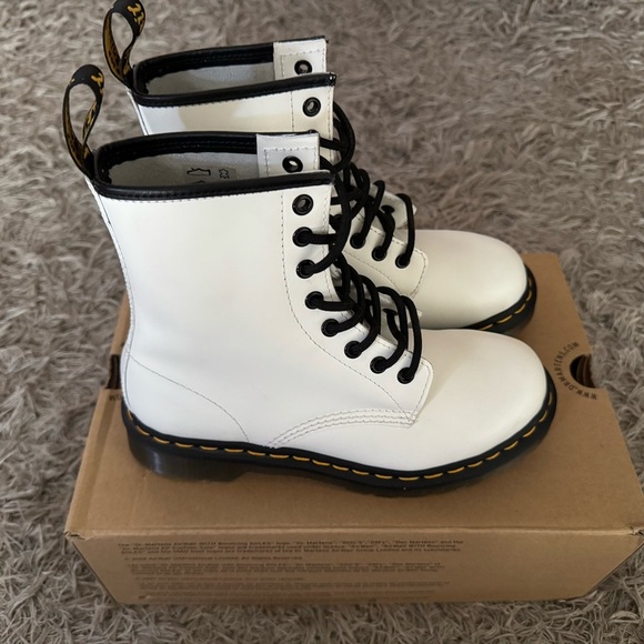 Dr. Doc Martens 1460 White Leather Combat Boots Women’s 7 Air Wair Punk Goth New - Picture 3 of 7